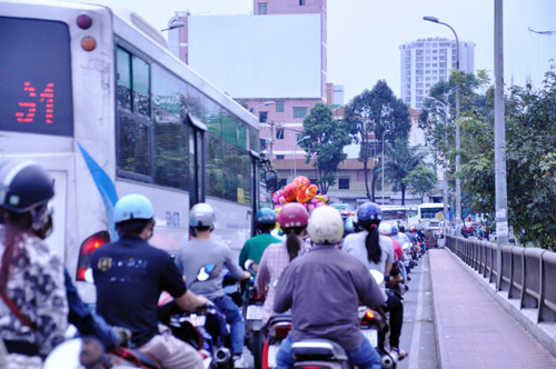 Người dân ùn ùn về quê đón Tết, cửa ngõ SG kẹt cứng - 4