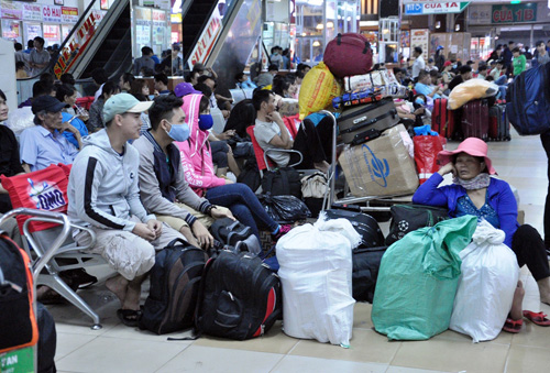 Người dân ùn ùn về quê đón Tết, cửa ngõ SG kẹt cứng - 7