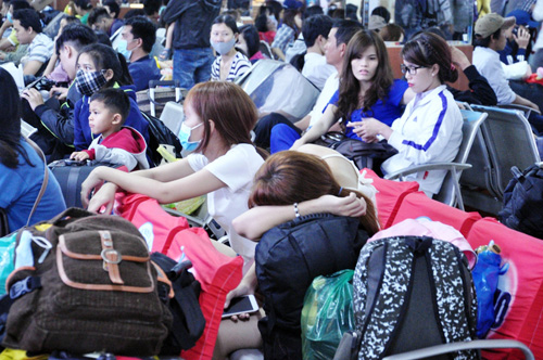 Người dân ùn ùn về quê đón Tết, cửa ngõ SG kẹt cứng - 8