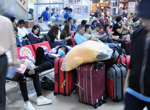 Người dân ùn ùn về quê đón Tết, cửa ngõ SG kẹt cứng - 9