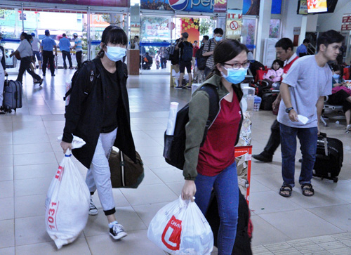 Người dân ùn ùn về quê đón Tết, cửa ngõ SG kẹt cứng - 12