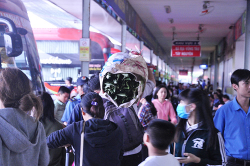 Người dân ùn ùn về quê đón Tết, cửa ngõ SG kẹt cứng - 15