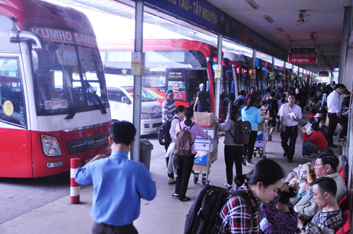 Người dân ùn ùn về quê đón Tết, cửa ngõ SG kẹt cứng - 16