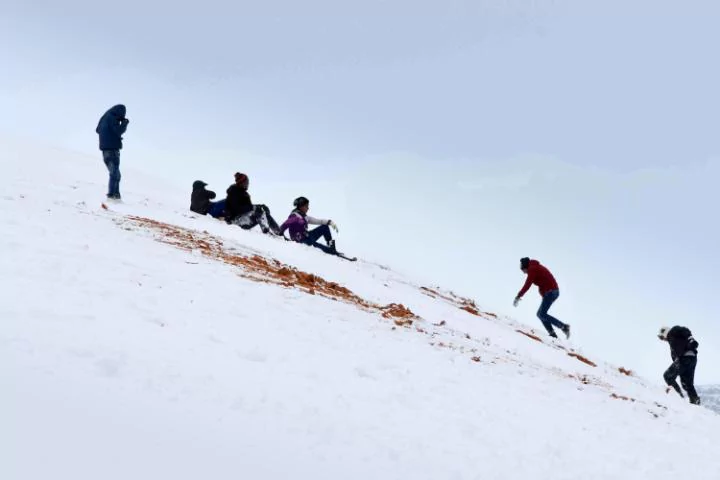 Sa mạc Sahara chìm trong lớp tuyết rơi dày một mét - 1