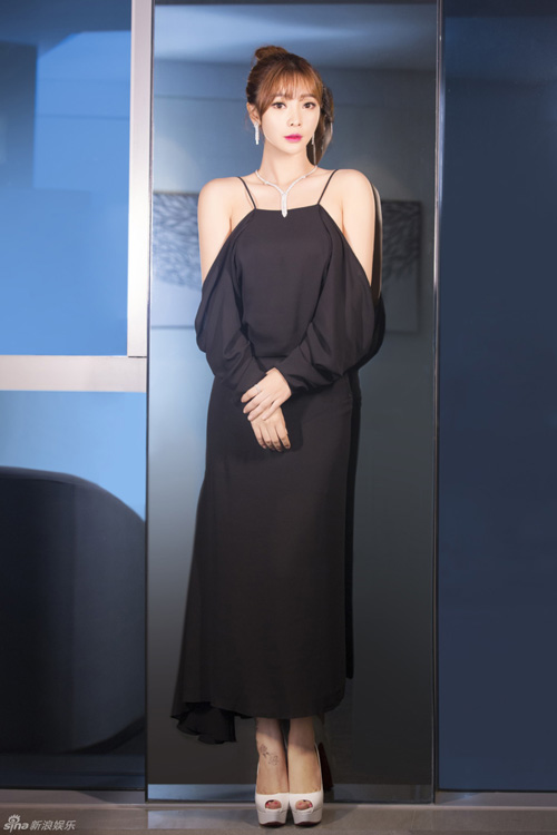 "Bỏng mắt" ngắm "quả bom gợi cảm" Liễu Nham mặc trễ nải - 6