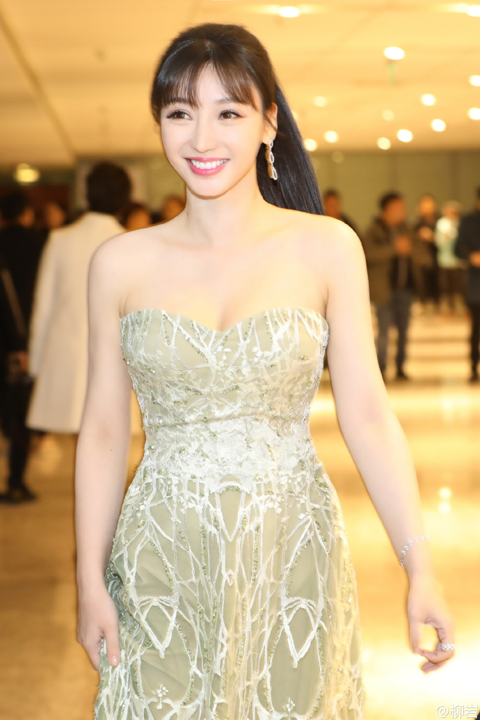 "Bỏng mắt" ngắm "quả bom gợi cảm" Liễu Nham mặc trễ nải - 8