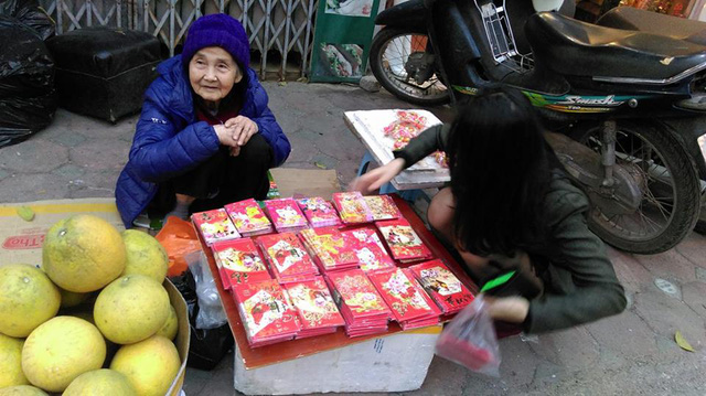 Hà Nội: Tết buồn của cụ bà 80 tuổi bán lì xì trên phố - 1