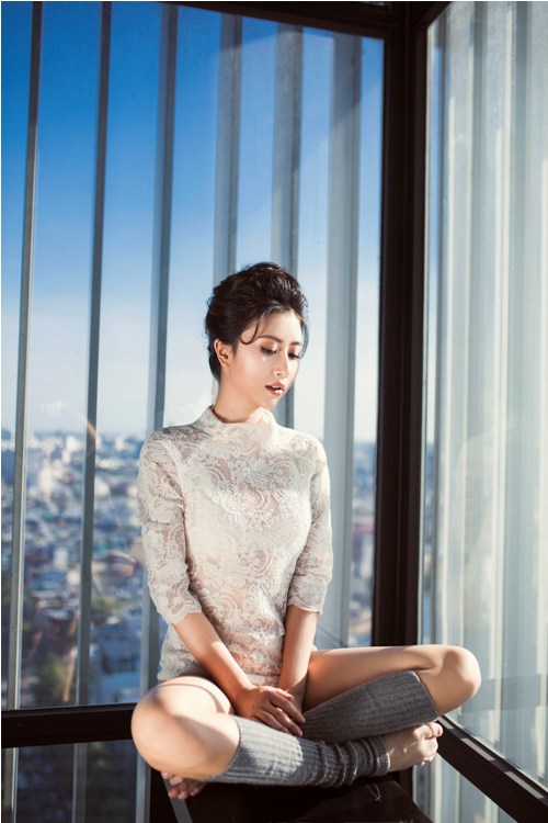 Hot girl Quỳnh Anh Shyn mặc bodysuit khoe chân thon dài tuyệt đẹp - 1