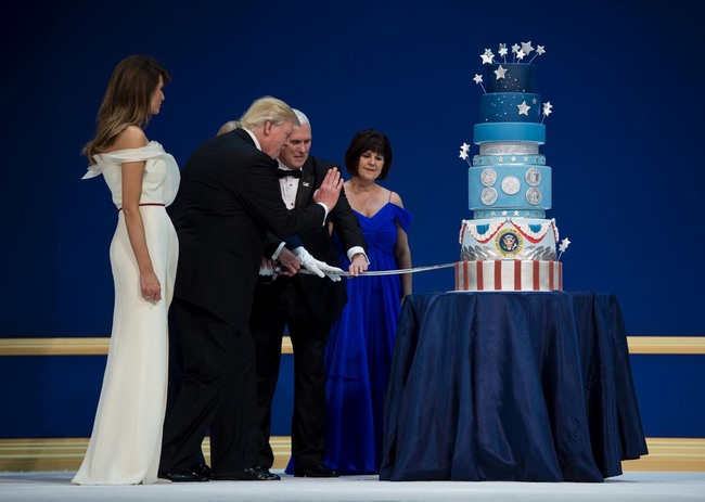 Bánh gato Trump dùng ngày nhậm chức giống kì lạ của Obama - 1