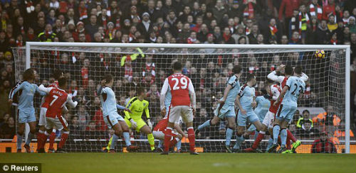 Arsenal - Burnley: Những phút bù giờ &#34;điên rồ&#34; - 1