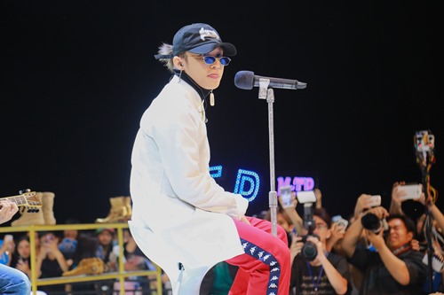 Sơn Tùng mang cả &#34;nhà&#34; lên sân khấu khoe fan - 3