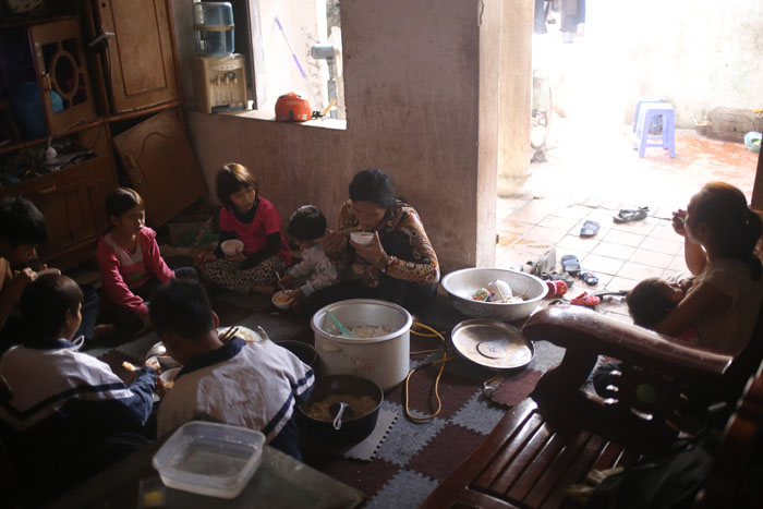 Gia đình 14 con ở Hà Nội: “Từng có ý định cho bớt đi” - 1