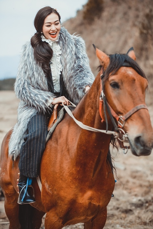 Mê mẩn phút "rũ lụa" của kiều nữ Việt trên lưng ngựa - 2