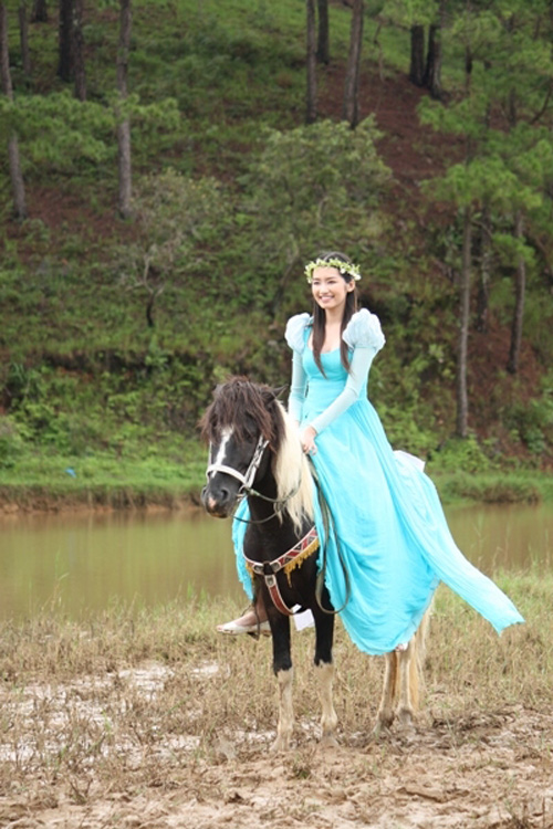 Mê mẩn phút "rũ lụa" của kiều nữ Việt trên lưng ngựa - 4