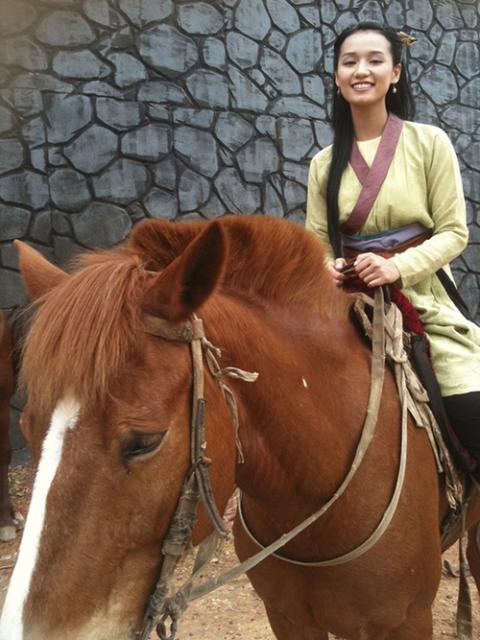 Mê mẩn phút "rũ lụa" của kiều nữ Việt trên lưng ngựa - 13