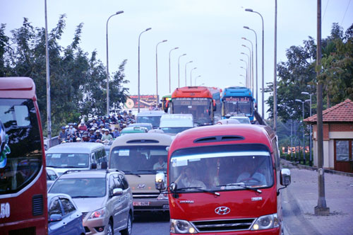 Ngàn người “chôn chân” trên cả hai hướng ra vào bến xe miền Đông - 4