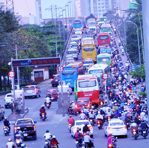 Ngàn người “chôn chân” trên cả hai hướng ra vào bến xe miền Đông - 5