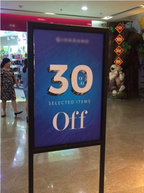 Thương xá ngập đồ sale, vì sao đìu hiu người mua sắm? - 2