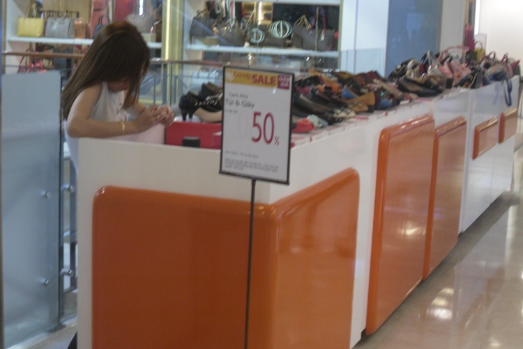 Thương xá ngập đồ sale, vì sao đìu hiu người mua sắm? - 4