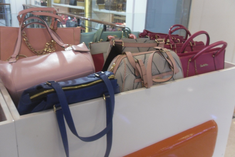 Thương xá ngập đồ sale, vì sao đìu hiu người mua sắm? - 5