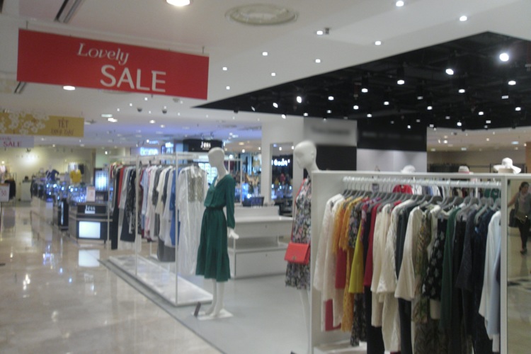 Thương xá ngập đồ sale, vì sao đìu hiu người mua sắm? - 7