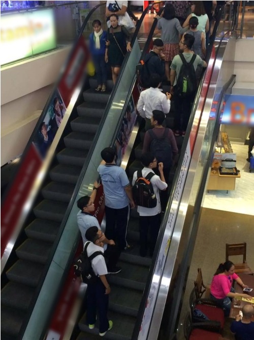 Thương xá ngập đồ sale, vì sao đìu hiu người mua sắm? - 9