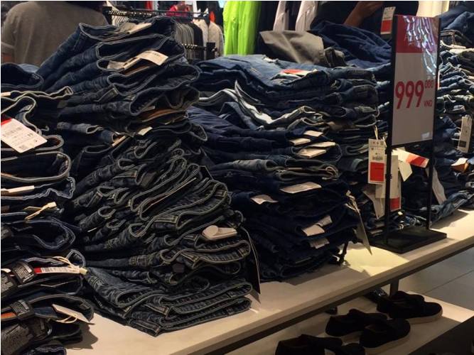 Thương xá ngập đồ sale, vì sao đìu hiu người mua sắm? - 10