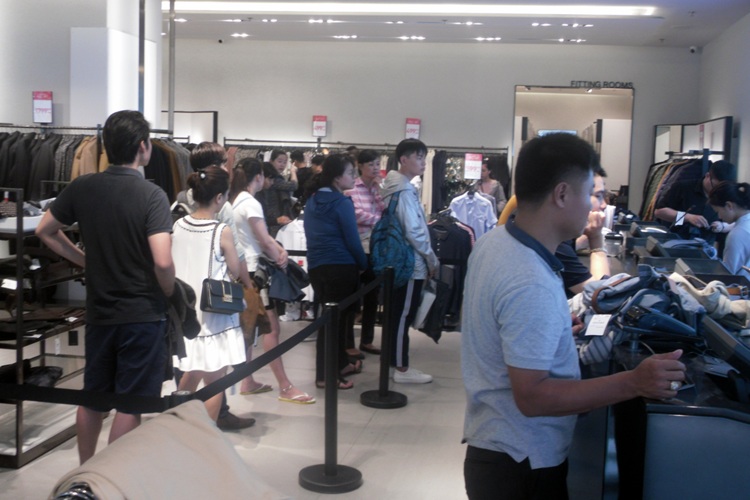 Thương xá ngập đồ sale, vì sao đìu hiu người mua sắm? - 12