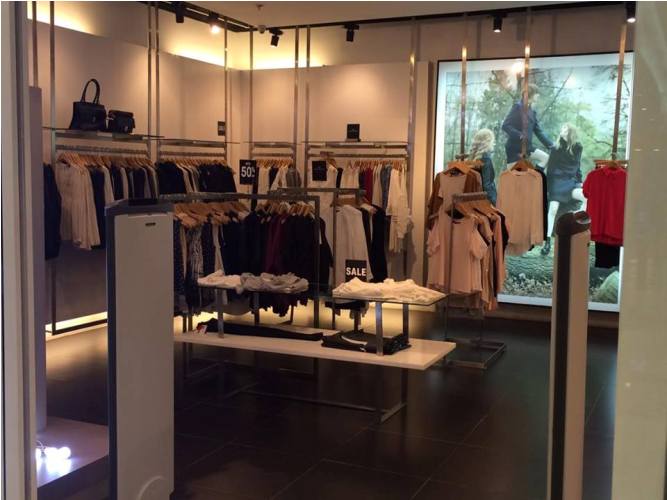 Thương xá ngập đồ sale, vì sao đìu hiu người mua sắm? - 1