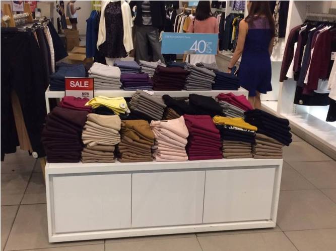 Thương xá ngập đồ sale, vì sao đìu hiu người mua sắm? - 2