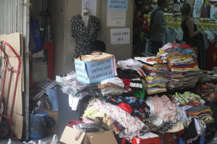 Thương xá ngập đồ sale, vì sao đìu hiu người mua sắm? - 3