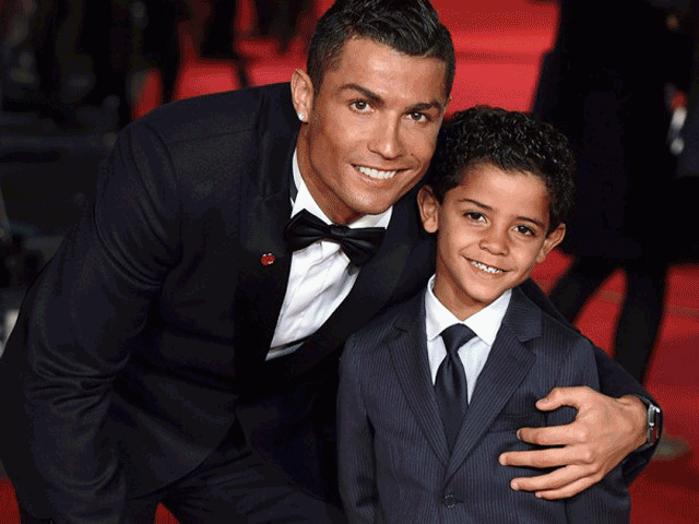 Ronaldo và quý tử: Cặp bố con sang chảnh bậc nhất làng túc cầu