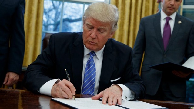 Trump chính thức kí sắc lệnh rút khỏi hiệp định TPP - 1