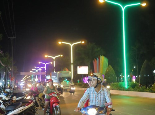 Dưa hấu khắc chữ thư pháp bán ngập đường phố Cà Mau - 3