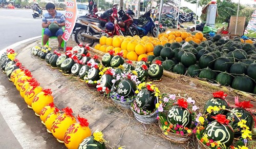 Dưa hấu khắc chữ thư pháp bán ngập đường phố Cà Mau - 5