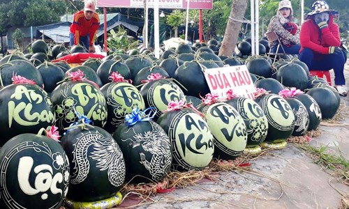 Dưa hấu khắc chữ thư pháp bán ngập đường phố Cà Mau - 6