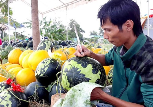 Dưa hấu khắc chữ thư pháp bán ngập đường phố Cà Mau - 7