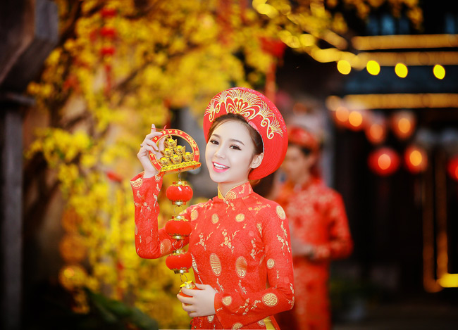 Quỳnh Kool đem sắc đỏ đến với thảo nguyên hoa Long Biên (Hà Nội). 
