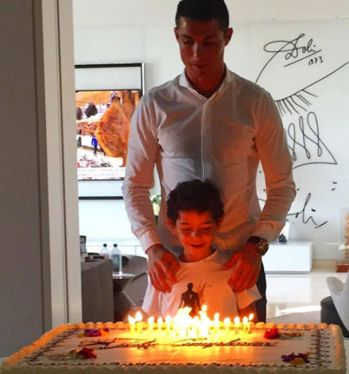 Ronaldo và quý tử: Cặp bố con sang chảnh bậc nhất làng túc cầu - 12