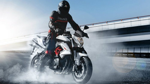 2017 Benelli TNT600 thách đấu nhiều đối thủ - 1