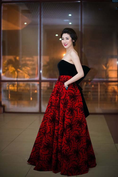 Ngắm Á hậu Tú Anh xinh đẹp, rạng rỡ đi chấm thi người đẹp - 2