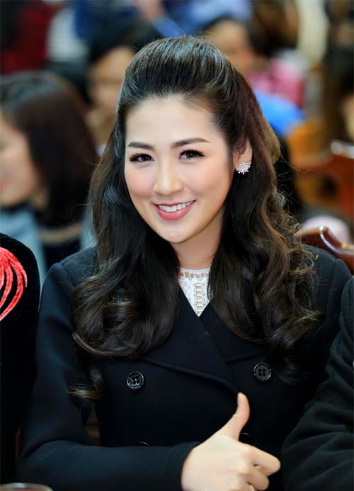 Ngắm Á hậu Tú Anh xinh đẹp, rạng rỡ đi chấm thi người đẹp - 4