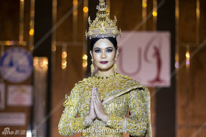 Hoa hậu Thái &#34;gây sốt&#34; với quốc phục đính 300.000 viên kim cương - 1