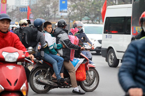 HN: Chưa nghỉ Tết, người dân đã ùn ùn kéo nhau về quê - 7