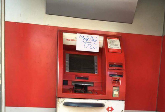 Hết kẹt tàu xe, dân Sài Gòn lại khổ vì ATM hết tiền - 1