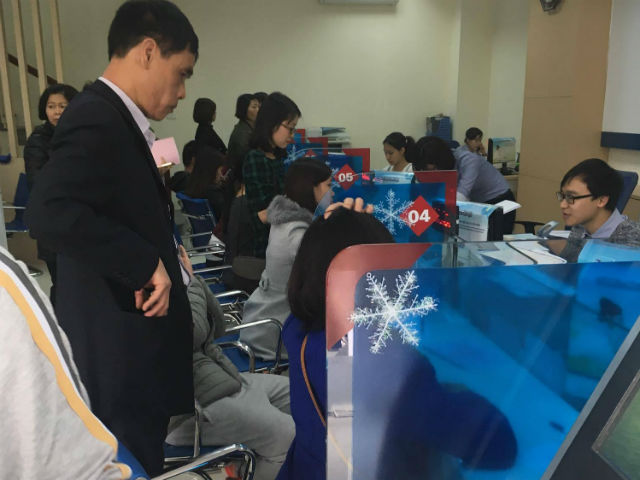 Tái diễn cảnh người dân xếp hàng dài chờ rút tiền ở các khu công nghiệp - 2