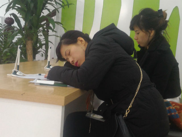 Tái diễn cảnh người dân xếp hàng dài chờ rút tiền ở các khu công nghiệp - 4