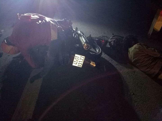 2 người đàn ông chạy xe máy chết thảm trên đường về quê ăn Tết - 1