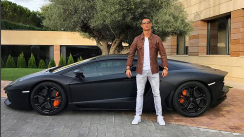 Ronaldo: Phóng siêu xe với bồ, về nhà bằng cứu thương - 1