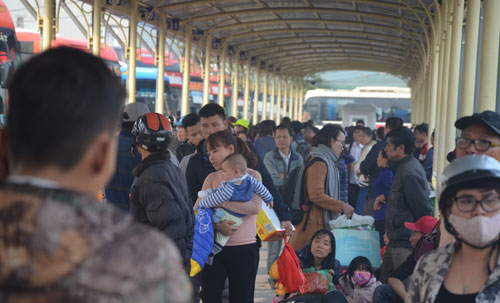 Chiều 28 Tết: Bến xe “ngộp thở”, cửa ngõ Thủ đô kẹt cứng - 2